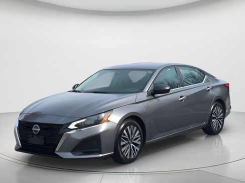 Used 2024 Nissan Altima 2.5 SV image 1