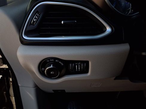 Used 2017 Chrysler Pacifica Touring-L Plus image 13