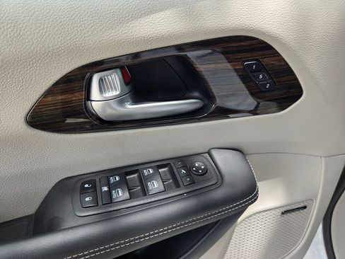 Used 2024 Chrysler Pacifica Limited w/ Uconnect Theater Family Group FWD image 19