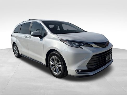 Used 2023 Toyota Sienna Limited FWD image 3