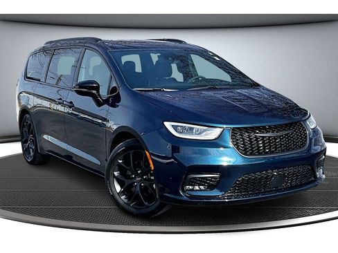 Used 2025 Chrysler Pacifica Limited FWD image 15