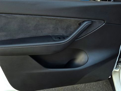 Used 2021 Tesla Model Y Long Range image 10