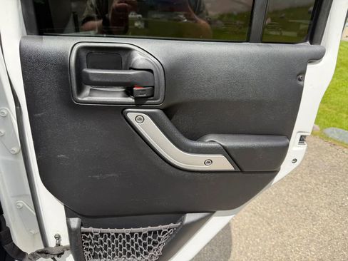 Used 2015 Jeep Wrangler Unlimited Sahara w/ Connectivity Group AWD/4WD image 14