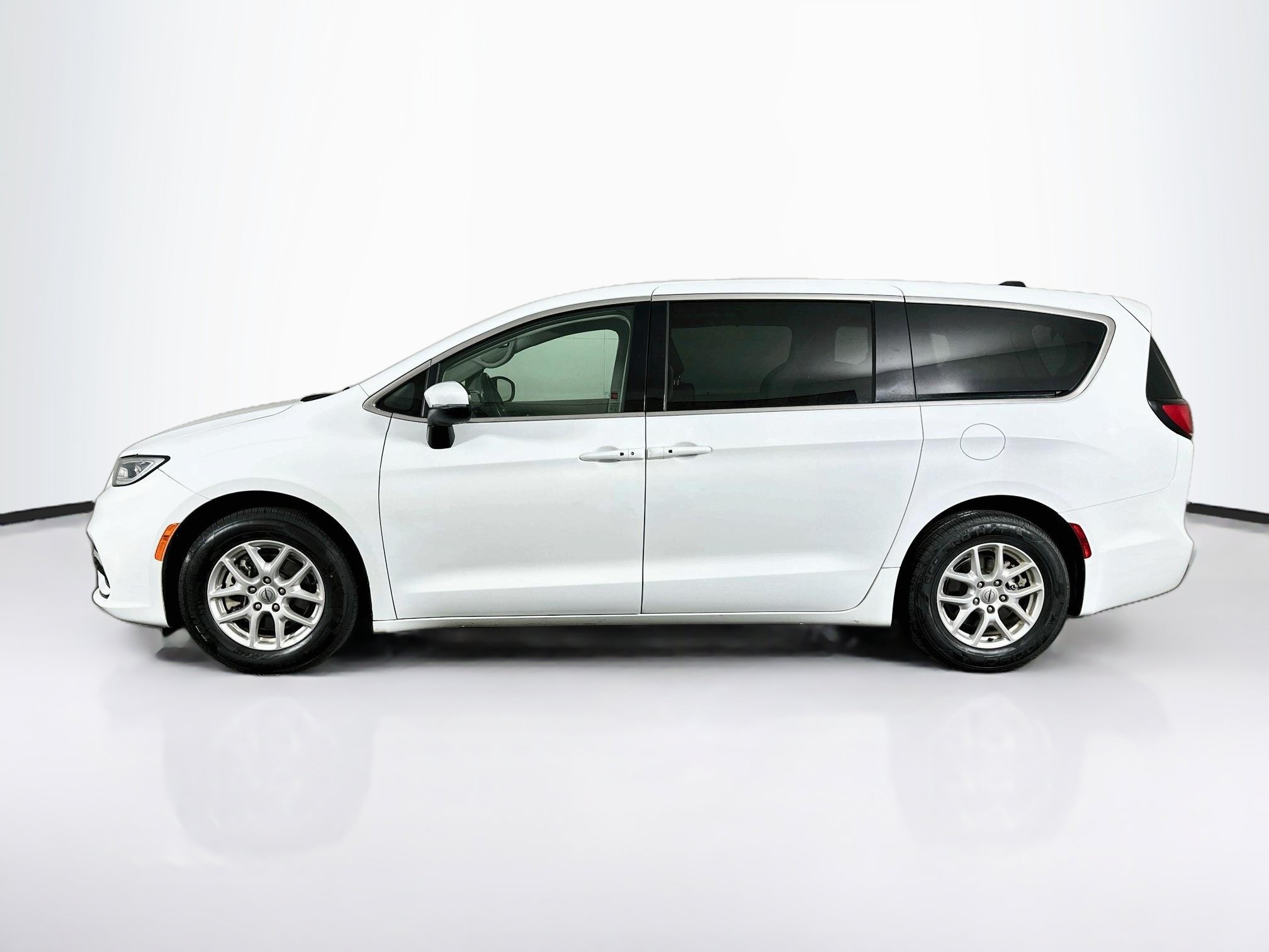 Used 2023 Chrysler Pacifica Touring-L FWD image 4
