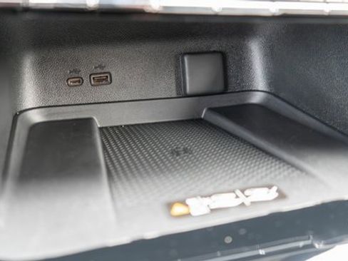 Used 2025 Chevrolet Traverse High Country image 32