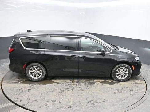 Used 2023 Chrysler Pacifica Touring-L image 36