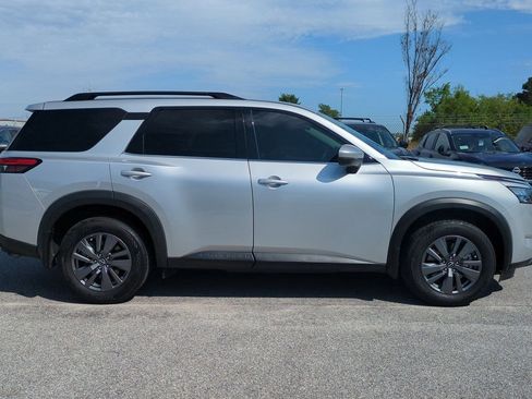 Certified 2025 Nissan Pathfinder SV w/ SV Premium Package FWD image 2