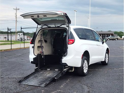 Used 2023 Chrysler Pacifica Touring-L FWD image 10