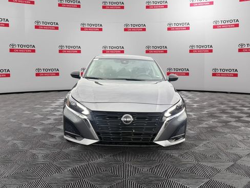 Used 2025 Nissan Altima 2.5 SV FWD image 2