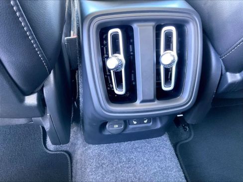 Used 2025 Volvo XC40 B5 Plus image 37
