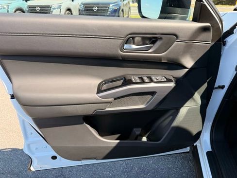 New 2026 Nissan Pathfinder SL image 10