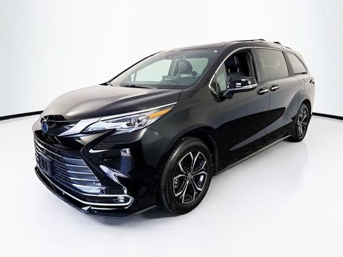 Certified 2025 Toyota Sienna Platinum AWD/4WD image 3