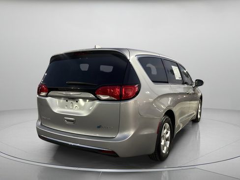 Used 2017 Chrysler Pacifica Touring Plus image 3