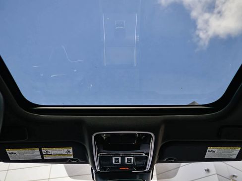 Used 2025 Land Rover Range Rover Velar Dynamic SE image 16