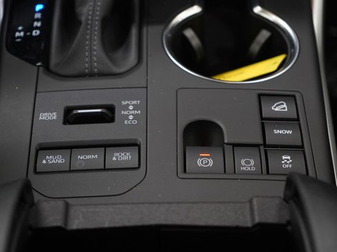 Used 2024 Toyota Highlander XLE image 22