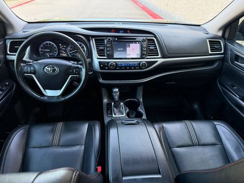 Used 2019 Toyota Highlander SE w/ Nightshade Edition FWD image 14