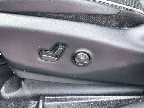 Used 2025 Chrysler Pacifica Limited FWD image 16