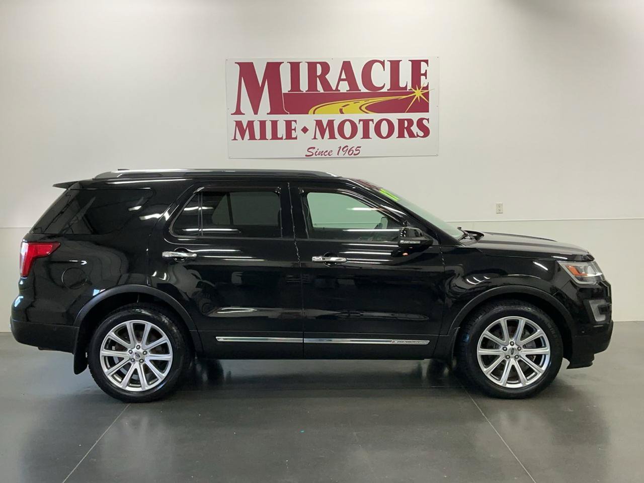 Used 2017 Ford Explorer Limited w/ Equipment Group 303A AWD/4WD image 6