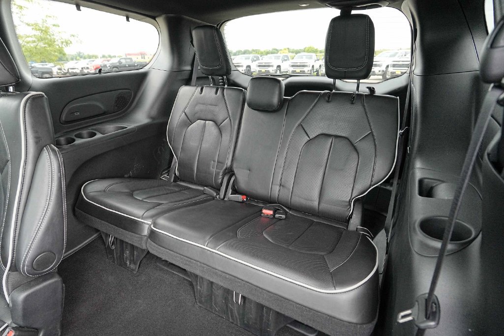 Used 2025 Chrysler Pacifica Limited FWD image 21