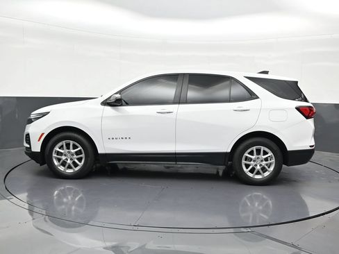 Used 2022 Chevrolet Equinox LS FWD image 2