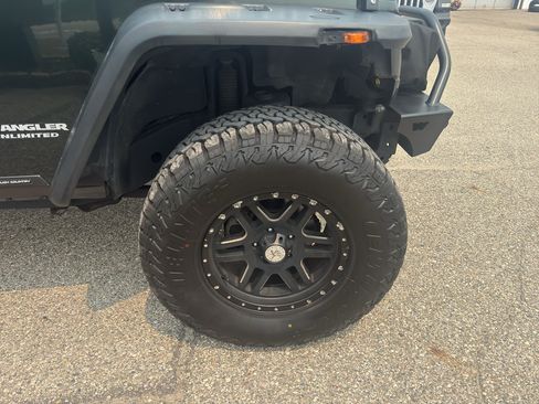 Used 2011 Jeep Wrangler Unlimited Rubicon w/ Connectivity Group AWD/4WD image 21