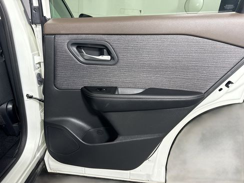 Used 2023 Nissan Rogue SV image 28