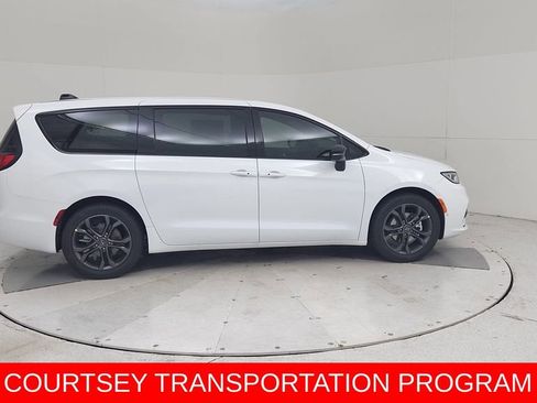 New 2026 Chrysler Pacifica Select image 16
