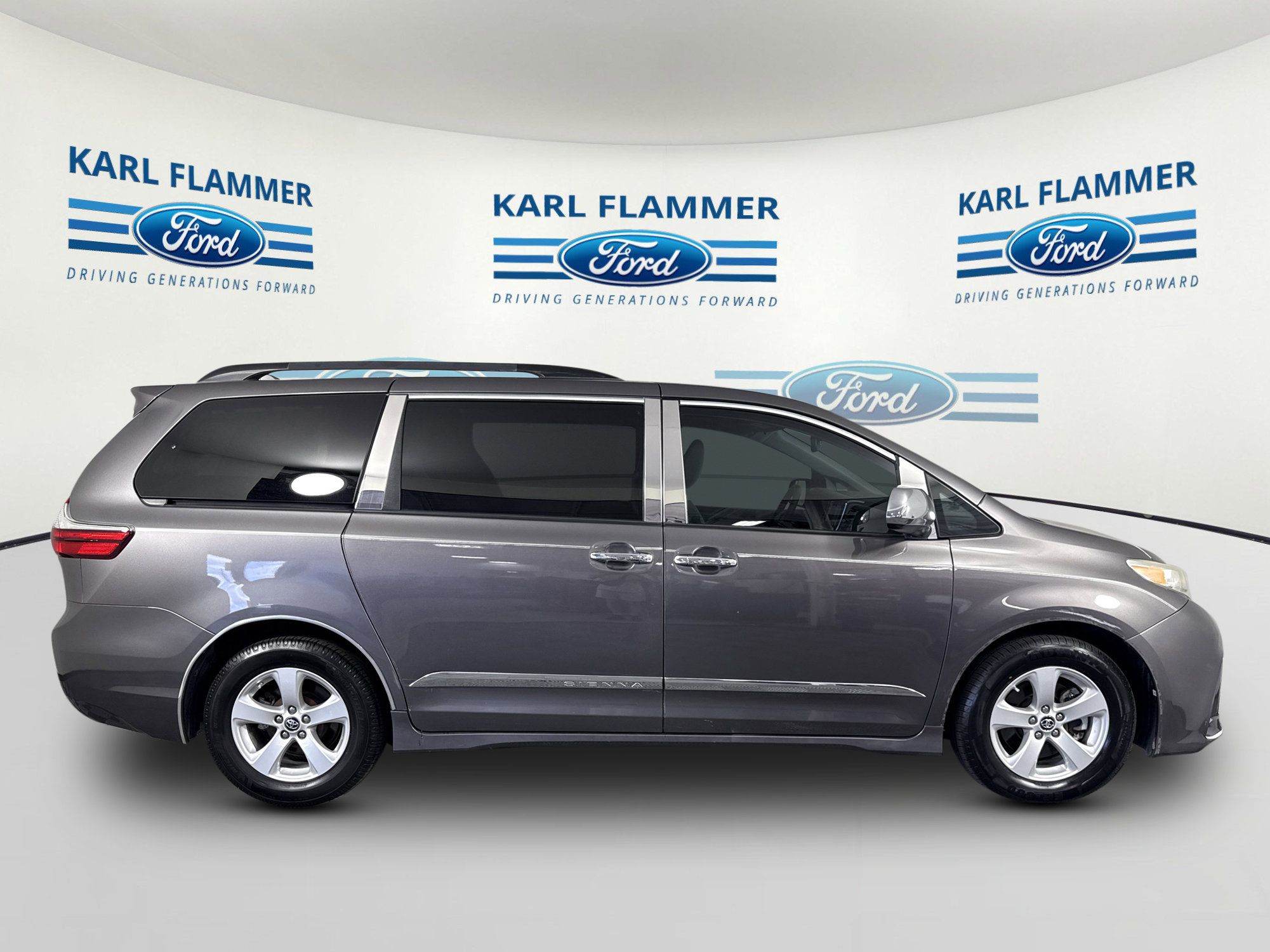Used 2018 Toyota Sienna LE FWD image 2