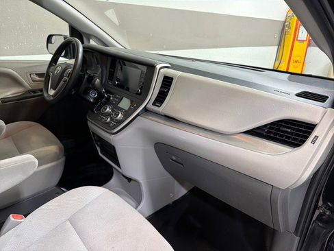 Used 2020 Toyota Sienna L image 39