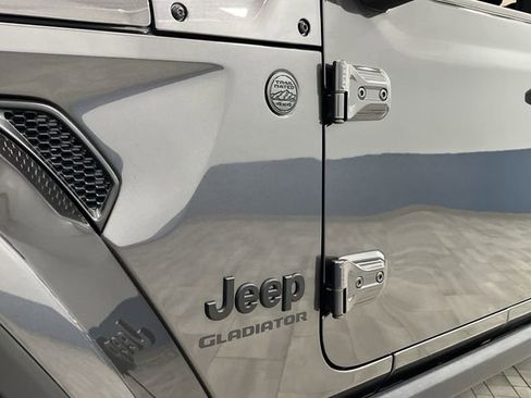 Used 2022 Jeep Gladiator Willys image 35
