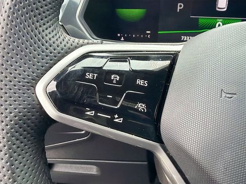 Used 2022 Volkswagen Tiguan SE R-Line image 36