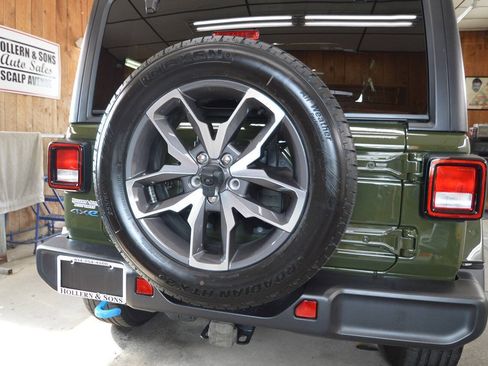Used 2024 Jeep Wrangler Unlimited w/ Convenience Group AWD/4WD image 16