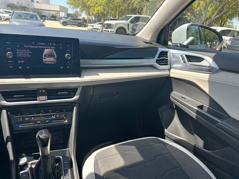 Certified 2025 Volkswagen Taos SE w/ Panoramic Sunroof Package FWD image 10