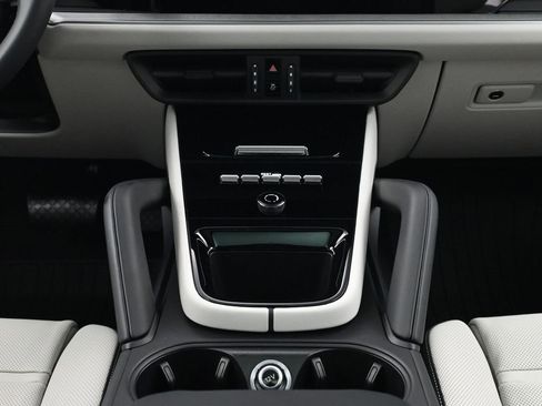 Used 2025 Porsche Cayenne image 10