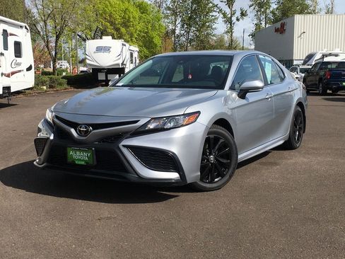 Used 2024 Toyota Camry SE FWD image 1
