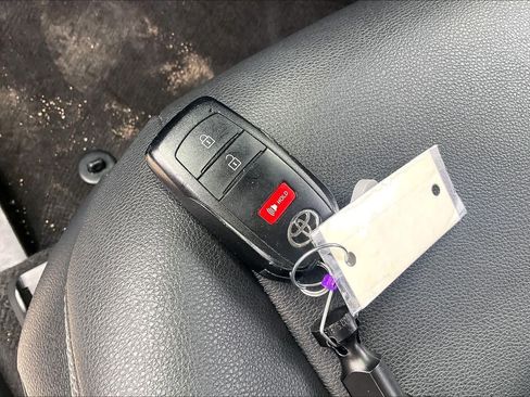 Used 2025 Toyota Corolla Cross XLE FWD image 14