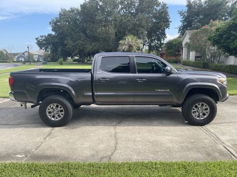 Used 2018 Toyota Tacoma SR5 AWD/4WD image 7