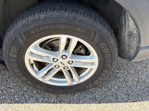 Used 2023 Ford Explorer XLT w/ Equipment Group 202A AWD/4WD image 5