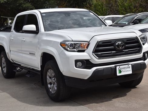 Used 2018 Toyota Tacoma SR5 AWD/4WD image 4