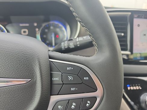 Used 2023 Chrysler Pacifica Touring-L FWD image 30