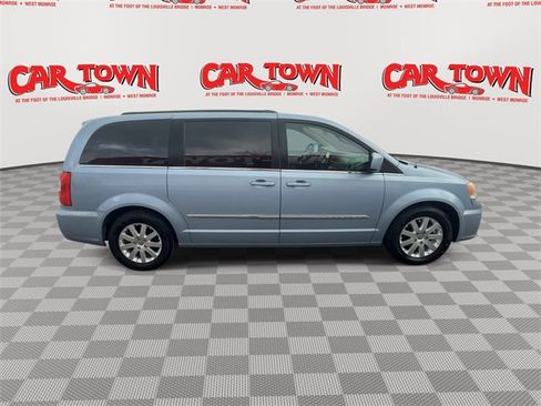 Used 2013 Chrysler Town & Country Touring image 9