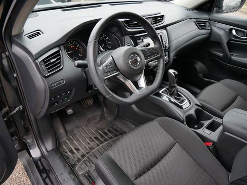 Used 2020 Nissan Rogue SV image 2