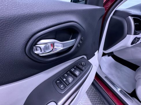 Used 2019 Jeep Cherokee Limited FWD image 11