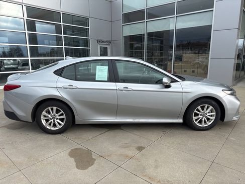 Used 2025 Toyota Camry LE image 8