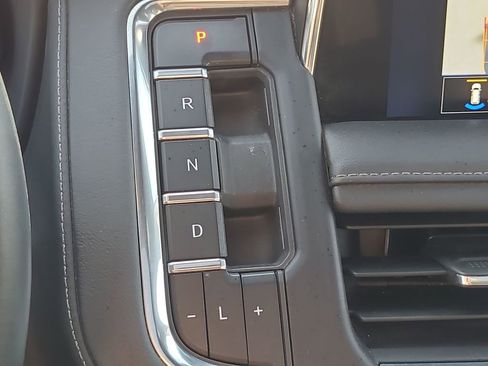 Used 2023 Chevrolet Suburban LT w/ LT Signature Plus Package image 16