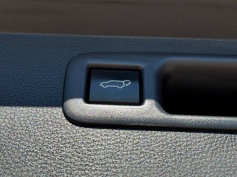 Used 2023 Toyota Highlander XLE image 7