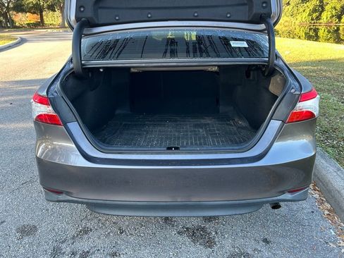 Used 2020 Toyota Camry LE image 10