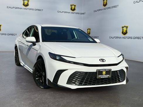 Used 2025 Toyota Camry SE w/ Convenience Package image 3