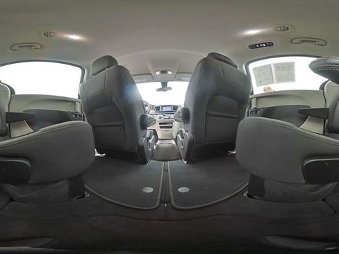 Used 2022 Chrysler Voyager LX image 11