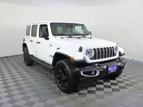 Used 2025 Jeep Wrangler Unlimited Sahara AWD/4WD image 24